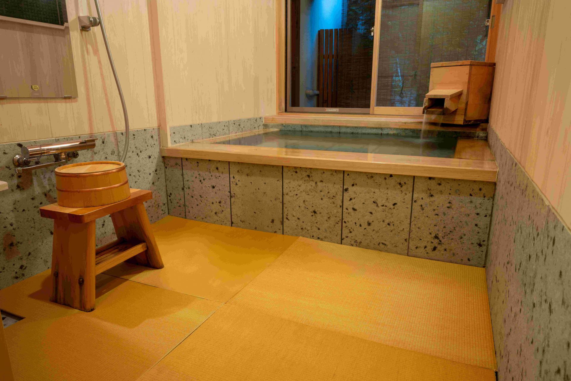 【月】源泉かけ流し半露天風呂付き特別和室(禁煙)